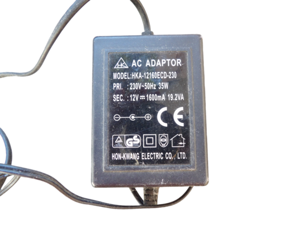 Adaptador de corriente DC12V/24W/2A de ocasión.