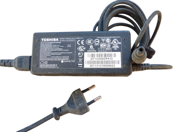 Fuente de alimentación portátil Toshiba de ocasión 19V 3,42A