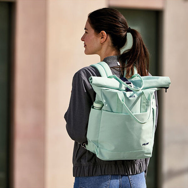 MOCHILA URBANA CON CIERRE SUPERIOR ENROLLABLE 10 L. SERIE 1918, VERDE MILAN - Imagen 6