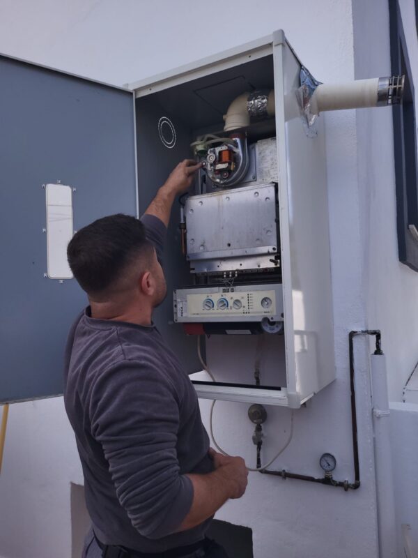 TÉCNICO DE CALENTADORES DE AGUA EN CADIZ Y CERCANIAS - Imagen 3